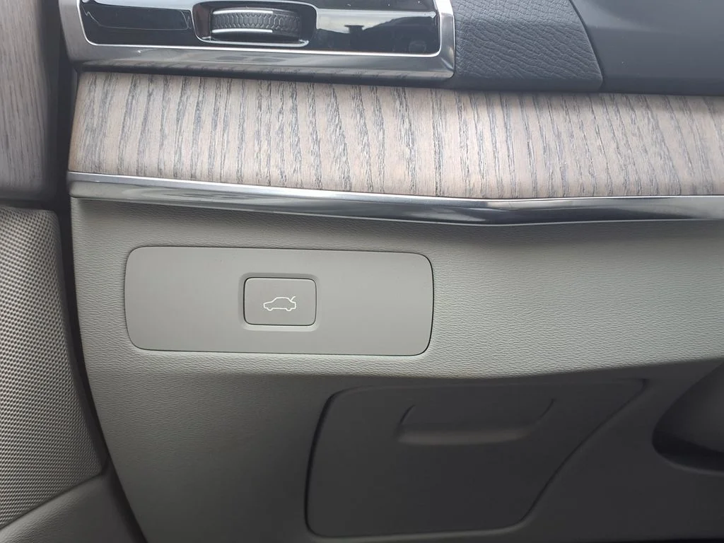 Certified Used 2024  Volvo B6 Plus Bright Theme image 37
