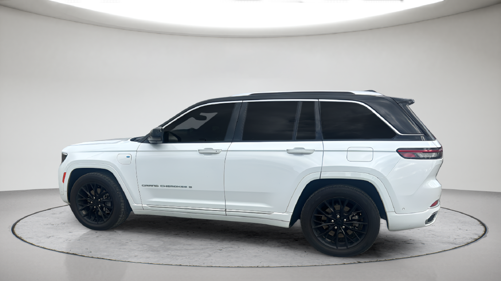 Used 2022 White Jeep Summit 4xe image 12