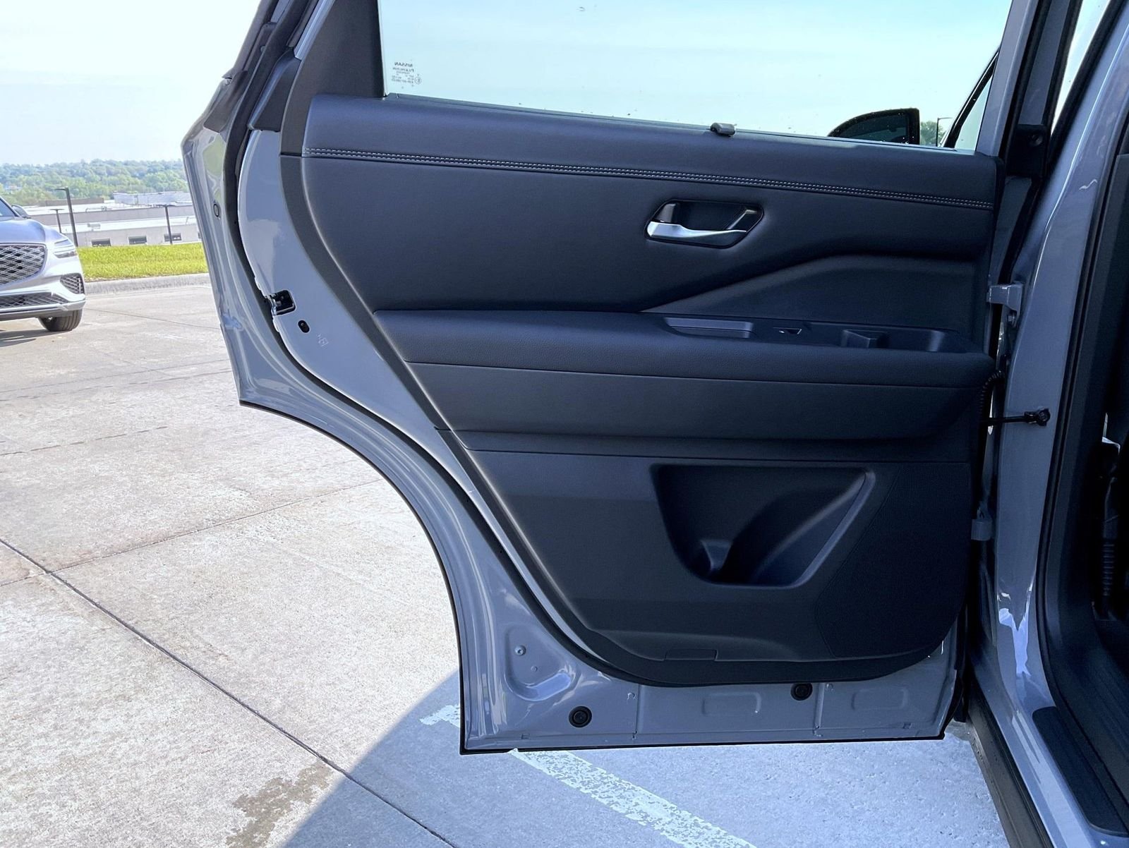 New 2026 Boulder Gray Pearl / Super Black Two-tone Nissan Platinum image 18