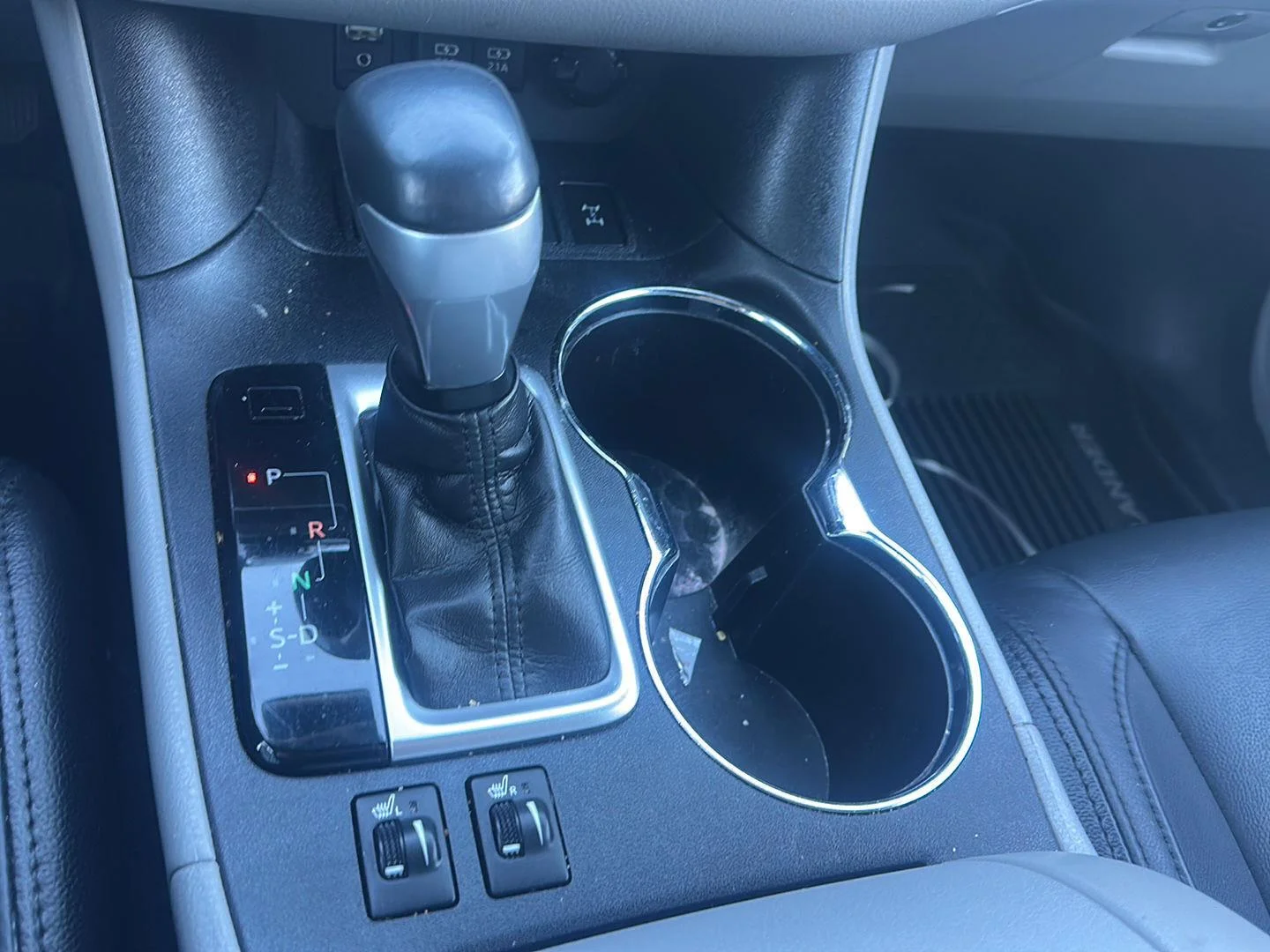 Used 2018 Midnight Black Metallic Toyota XLE image 13