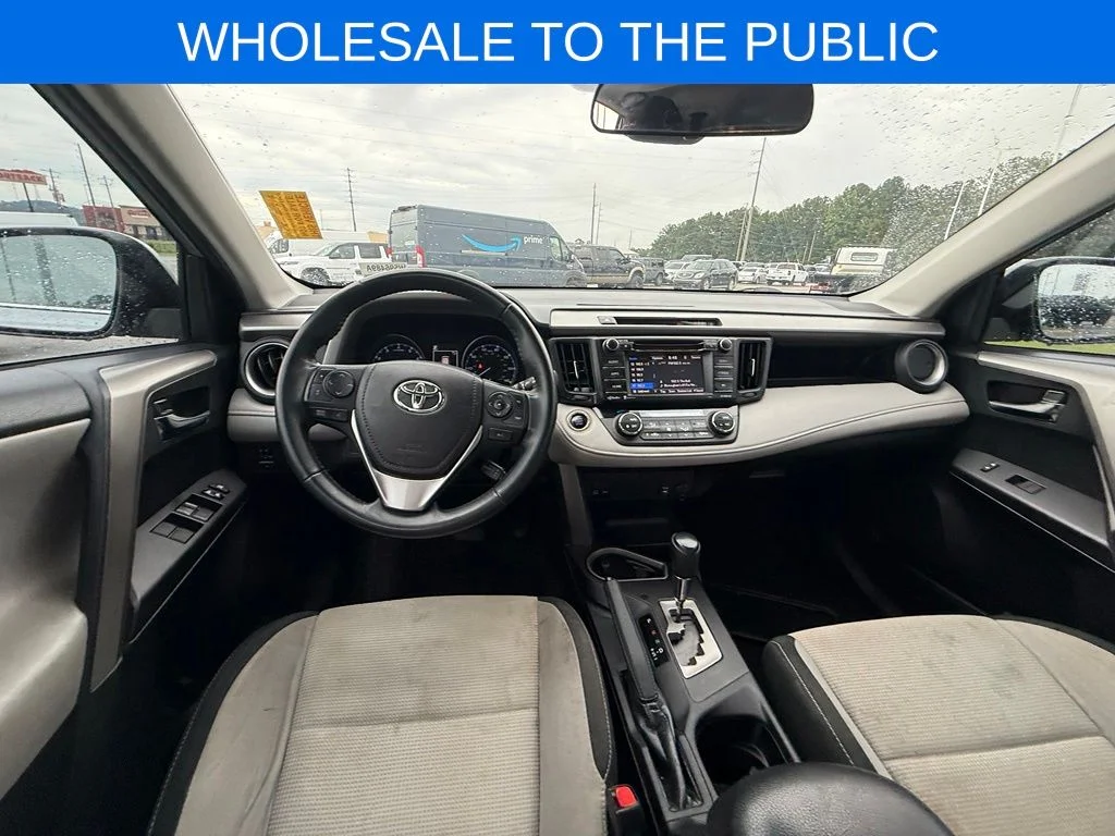 Used 2018 Silver Toyota XLE image 10