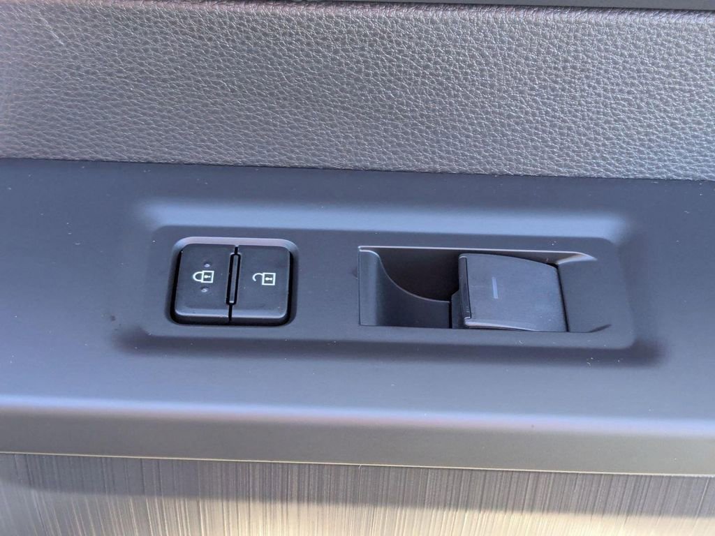 2025 Toyota Tundra Platinum - Photo 43