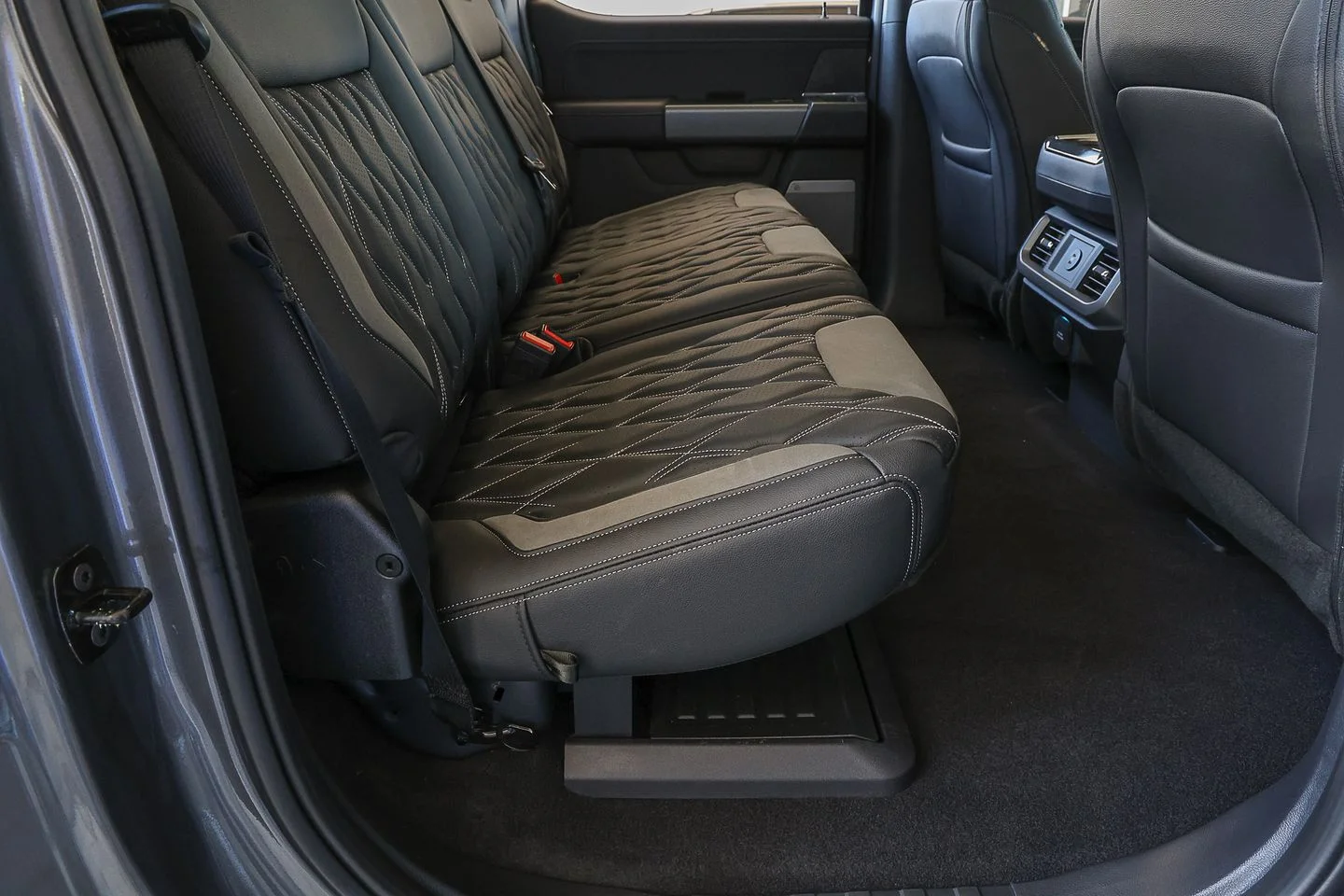 New 2026 Carbonized Gray Metallic Ford XLT image 43