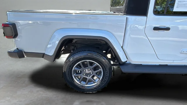 Used 2020 White Jeep Overland 4x4 image 36