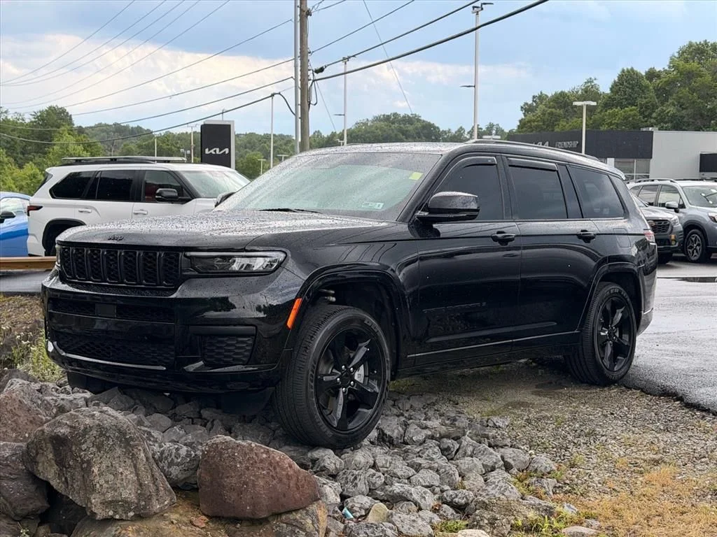 Used 2025 Black Jeep Altitude X image 4
