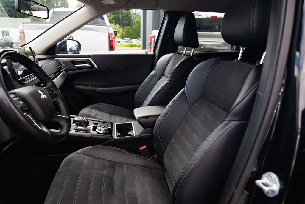 Used 2024 Black Mitsubishi SE image 17