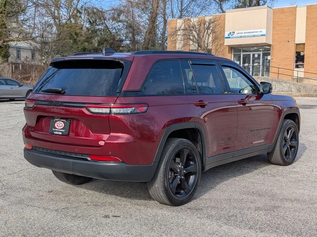 Used 2023 Red Jeep Altitude X image 3