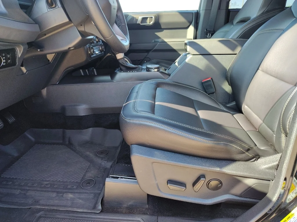 Used 2025 Shadow Black Ford Badlands image 9