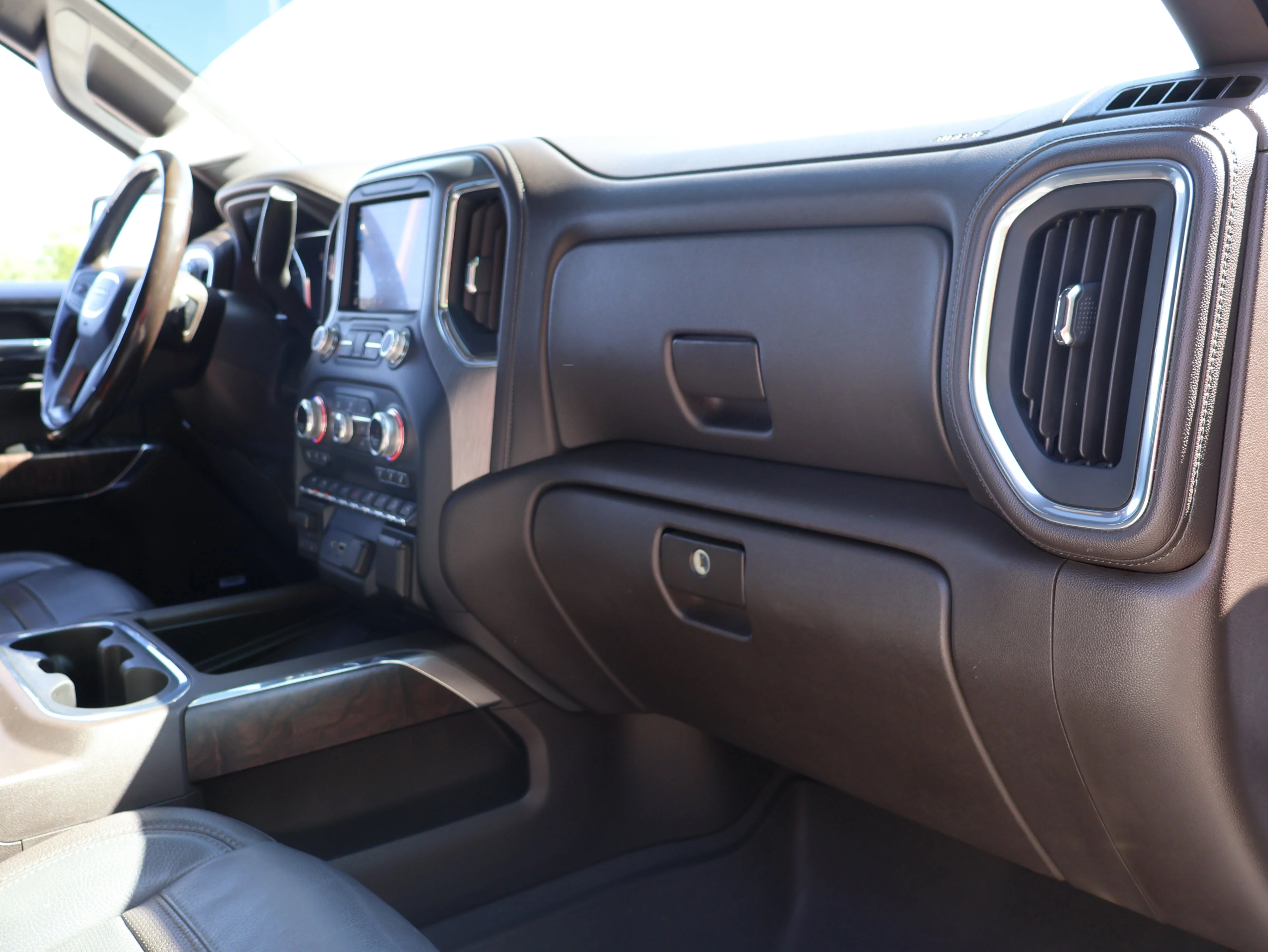Used 2019 White Frost Tricoat GMC Denali image 10