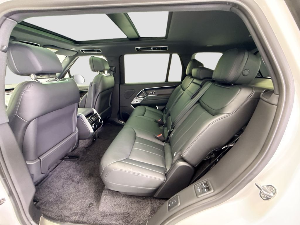 New 2026 Ostuni Pearl White LAND ROVER SE LWB 7-Seats / V8 image 21