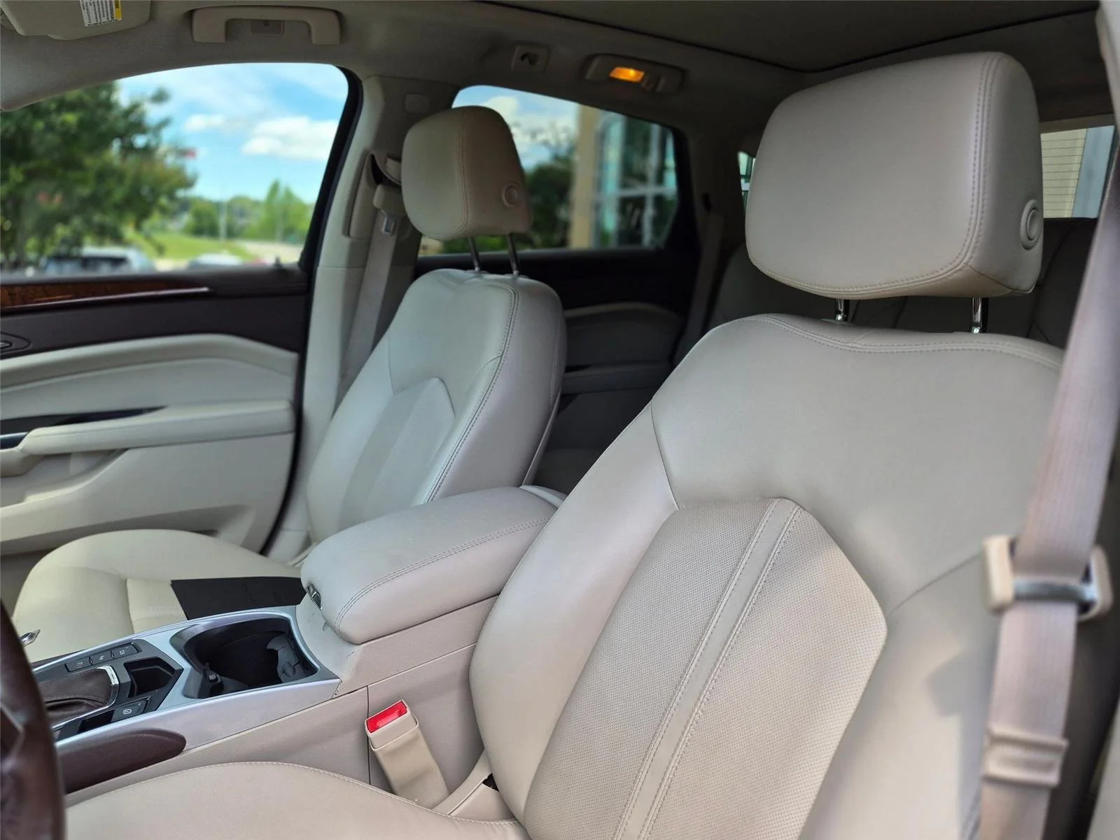 Used 2016  CADILLAC LUXU image 9