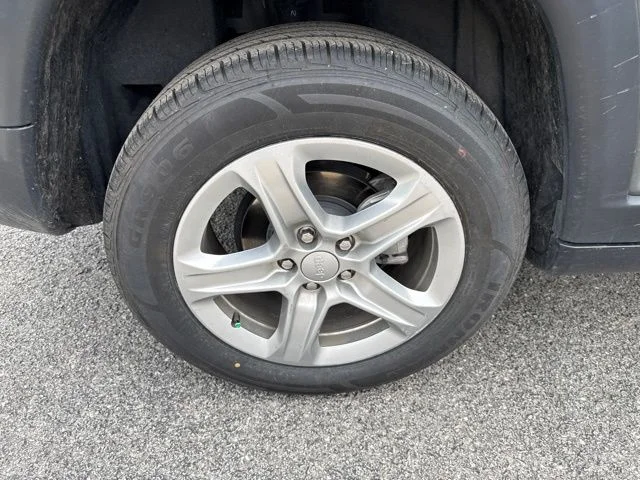 Used 2024 Gray Jeep Latitude image 11