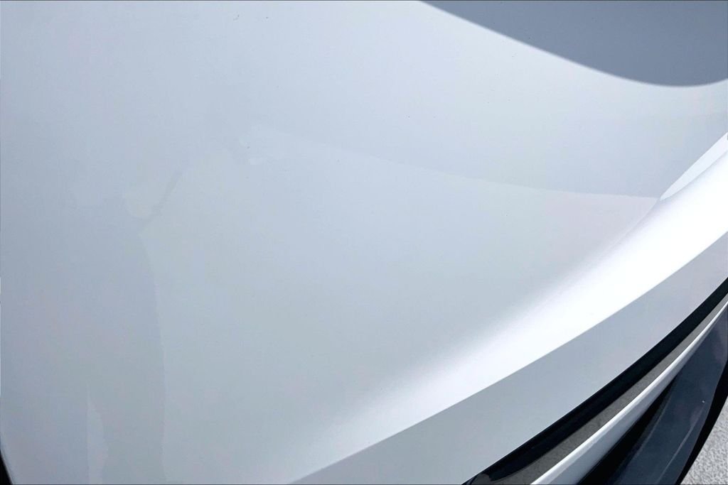 New 2026 FUJI WHITE Land Rover SE image 9
