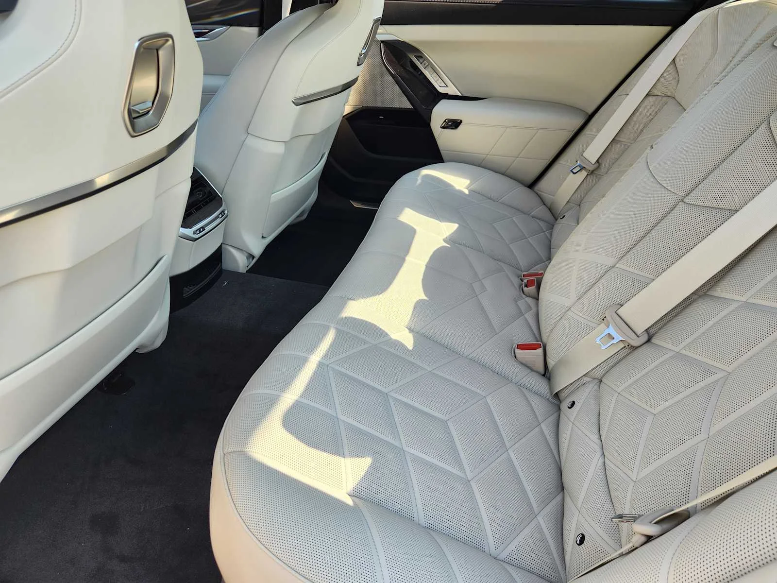 New 2026 Mineral White Metallic BMW 750e xDrive image 7