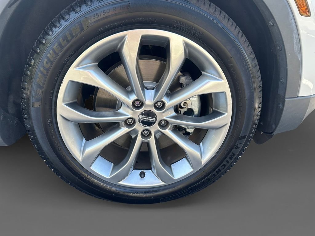 Used 2017 White Lincoln Select image 17