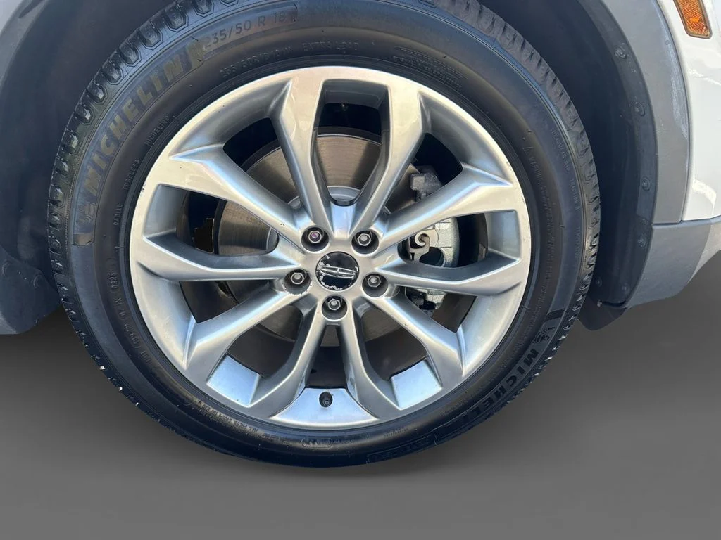 Used 2017 White Lincoln Select image 17