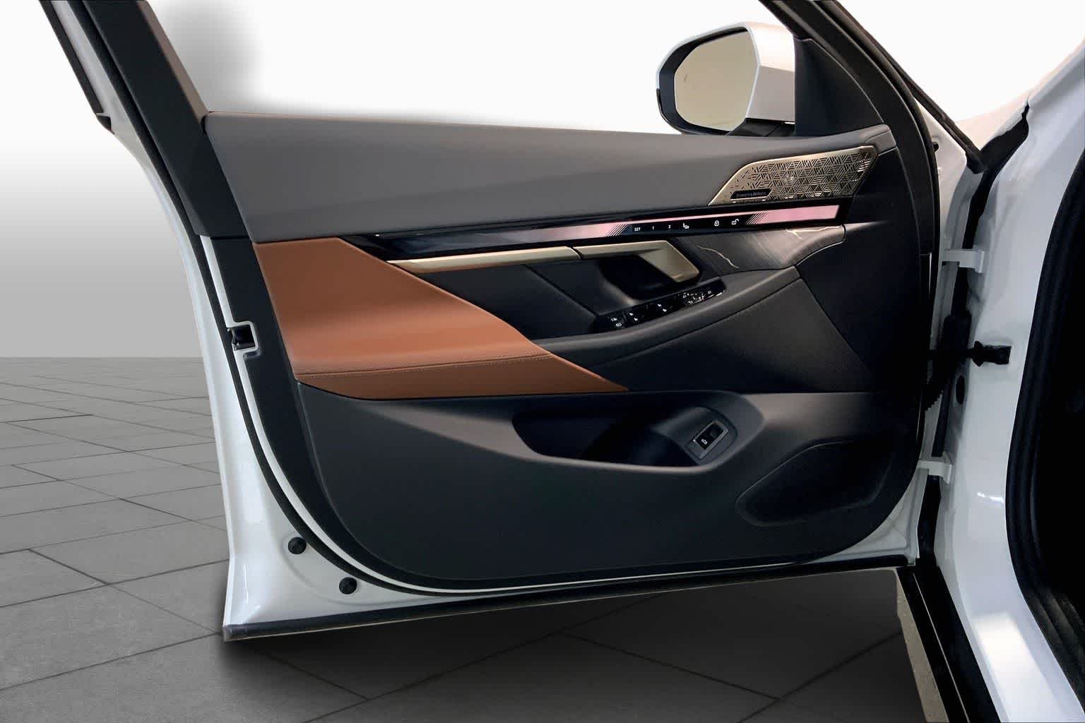 New 2026 Mineral White Metallic BMW 550e xDrive image 10