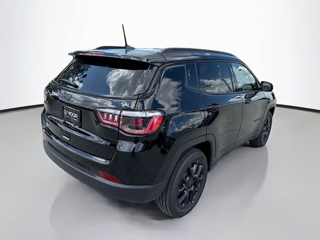 New 2026 Diamond Black Crystal Pearlcoat Jeep Latitude Altitude image 4