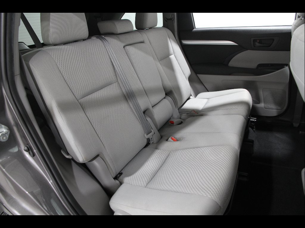 2019 Toyota Highlander LE - Photo 16
