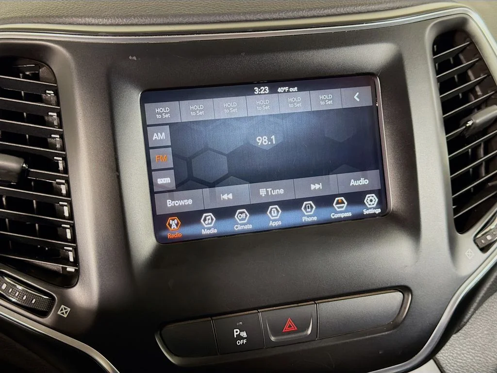 Used 2019 Gray Jeep Latitude Plus image 15