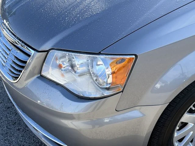 Used 2015 Silver Chrysler LX image 8