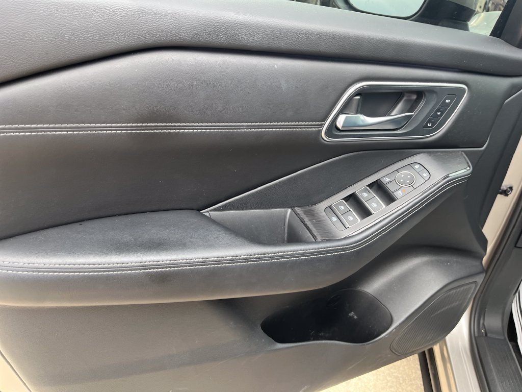 Used 2024 Gold Nissan Platinum image 11