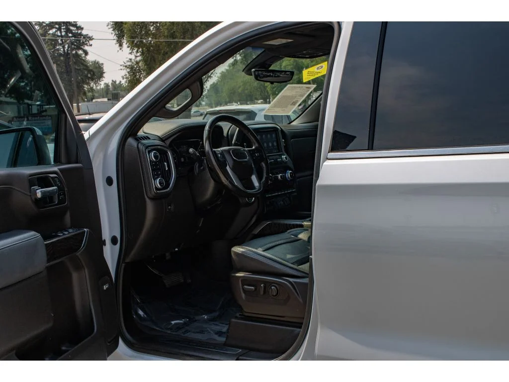 Used 2021 White Frost Tricoat GMC Denali image 28