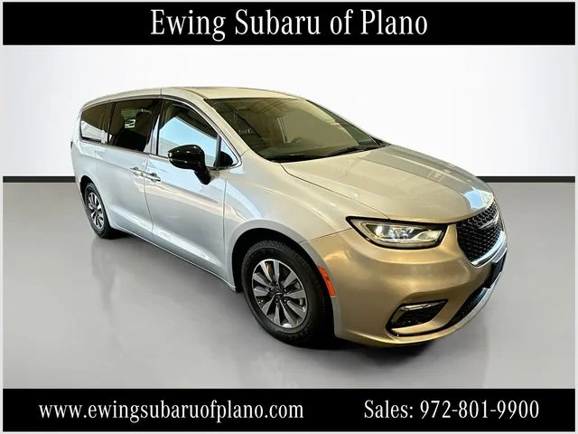 2024 Chrysler Pacifica Hybrid Select PHEV's photo
