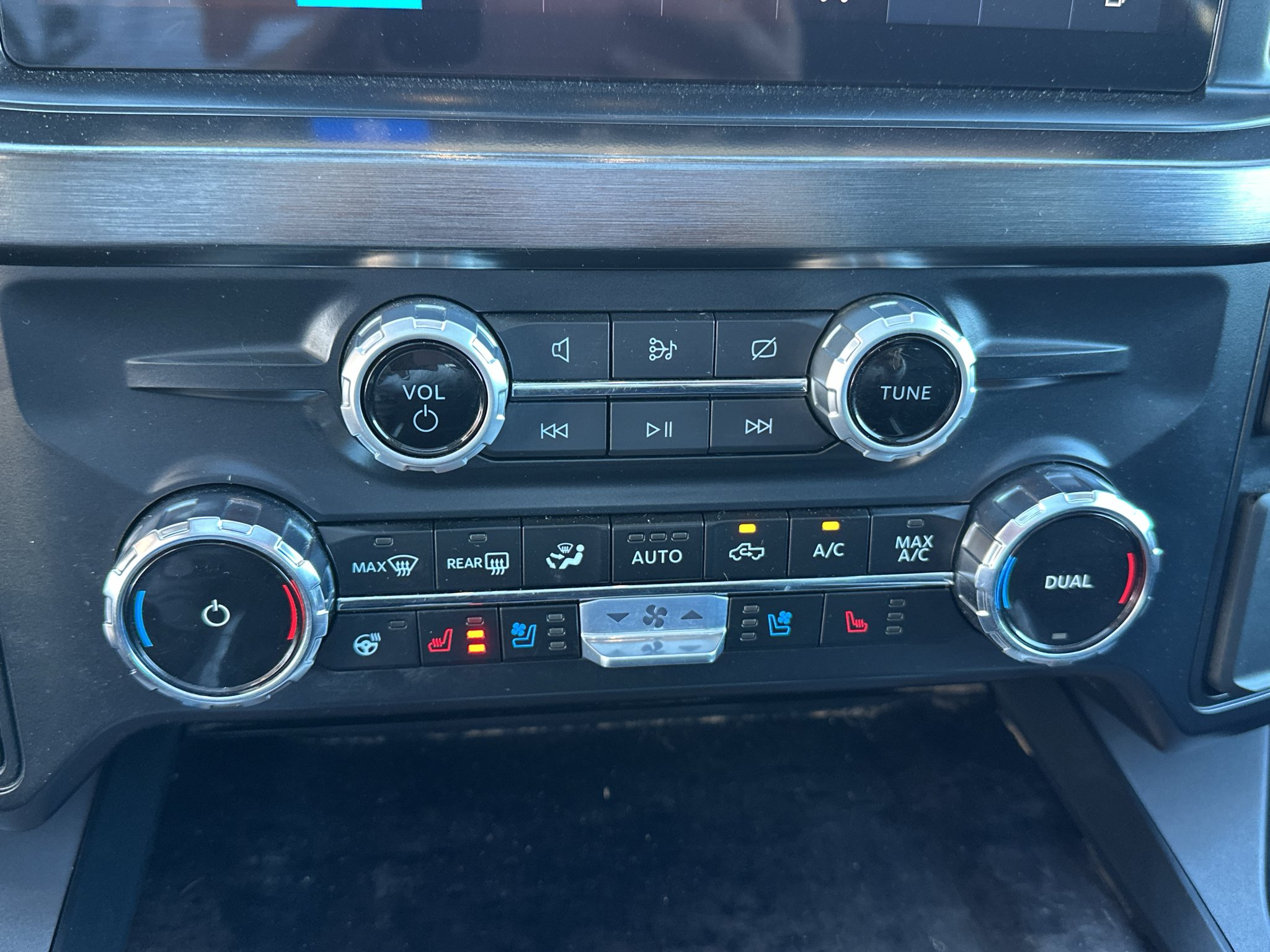 Used 2024 Glacier Gray Ford LARIAT image 26