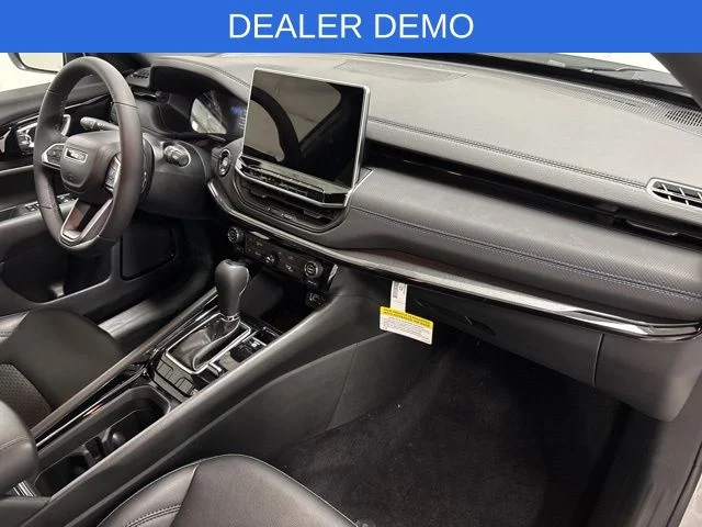 New 2026 White Jeep Latitude image 30