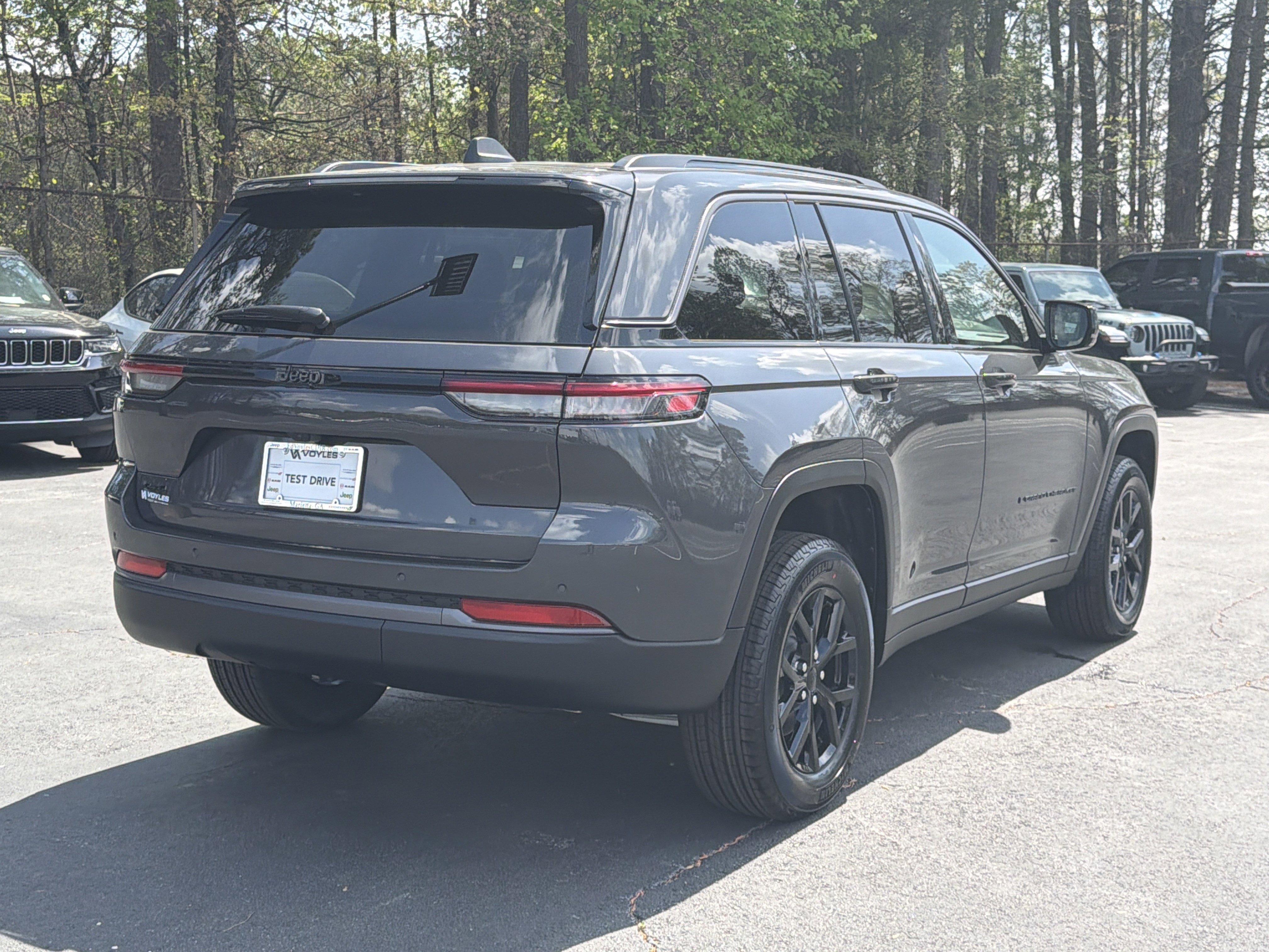 New 2026 Baltic Gray Metallic Clear-Coat Exterior Paint Jeep Altitude image 8