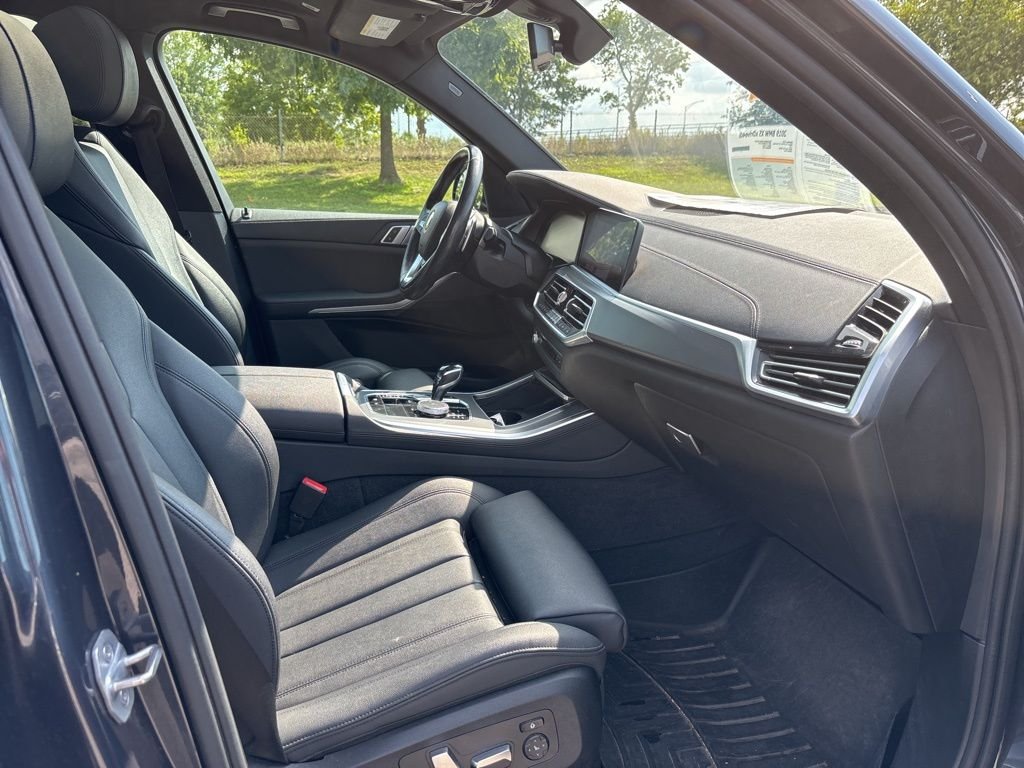 Used 2019 Gray BMW xDrive40i image 11