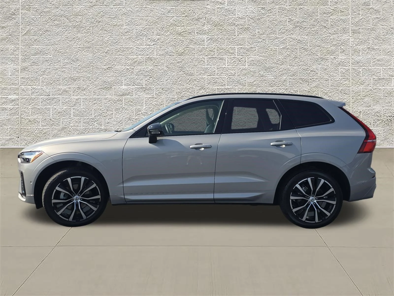 Used 2024 Silver Dawn Metallic Volvo Plus Dark Theme image 4