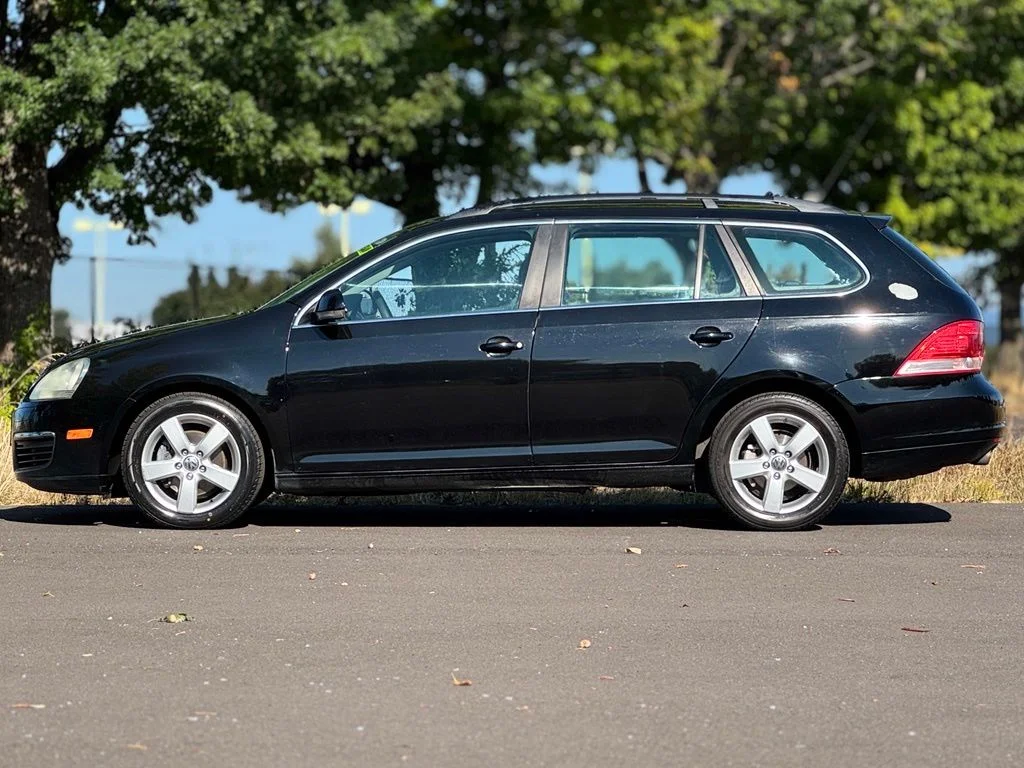 Used 2009  Volkswagen 2.5L SE image 4
