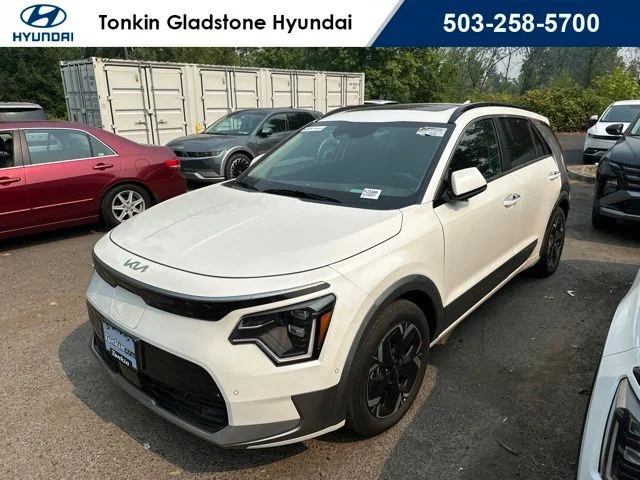 Used 2023 Snow White Pearl Kia Wave image 1