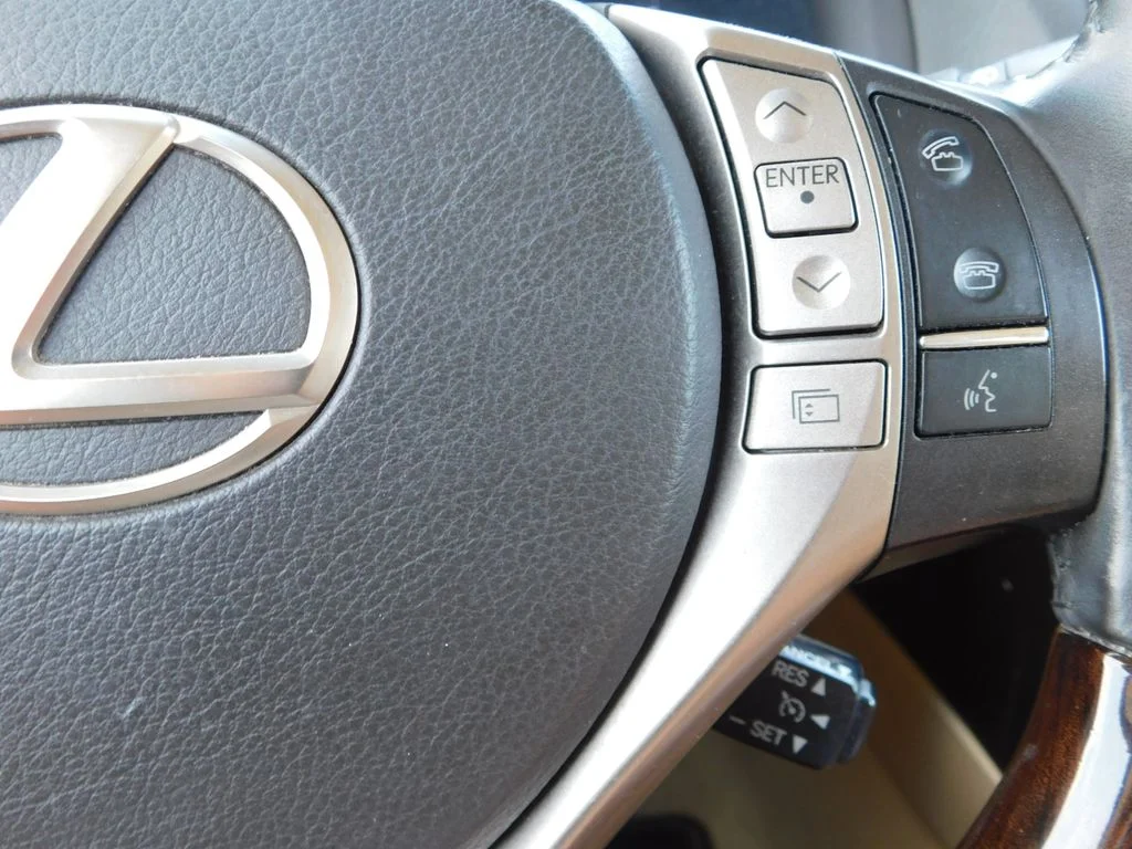 Used 2015 White Lexus 350 image 33