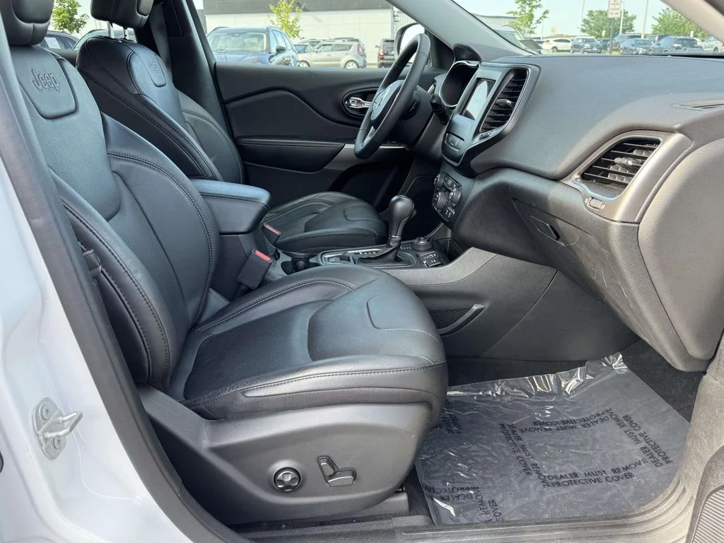 Used 2021 Bright White Clearcoat Jeep Latitude Lux image 16