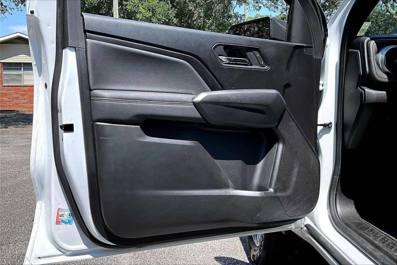 Used 2025 White Chevrolet LT image 17