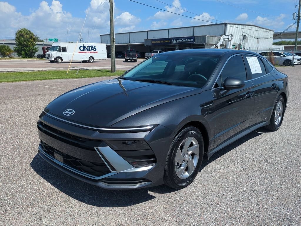 Used 2025 Gray Hyundai SE image 9