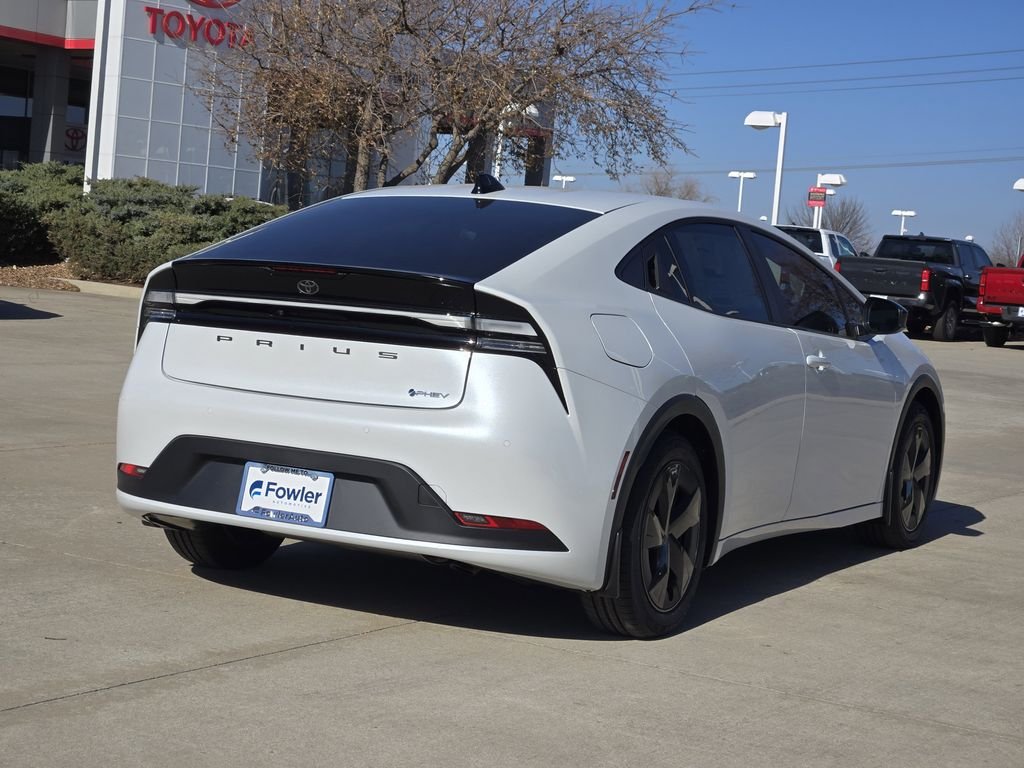 2026 Toyota Prius Plug-in Hybrid SE - Photo 4