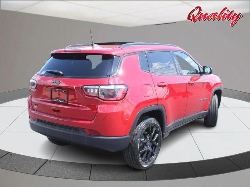 New 2025 Red Hot Pearl-Coat Exterior Paint Jeep Latitude image 3