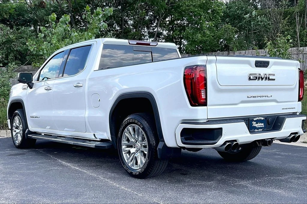 Used 2022 White Frost Tricoat GMC Denali image 11