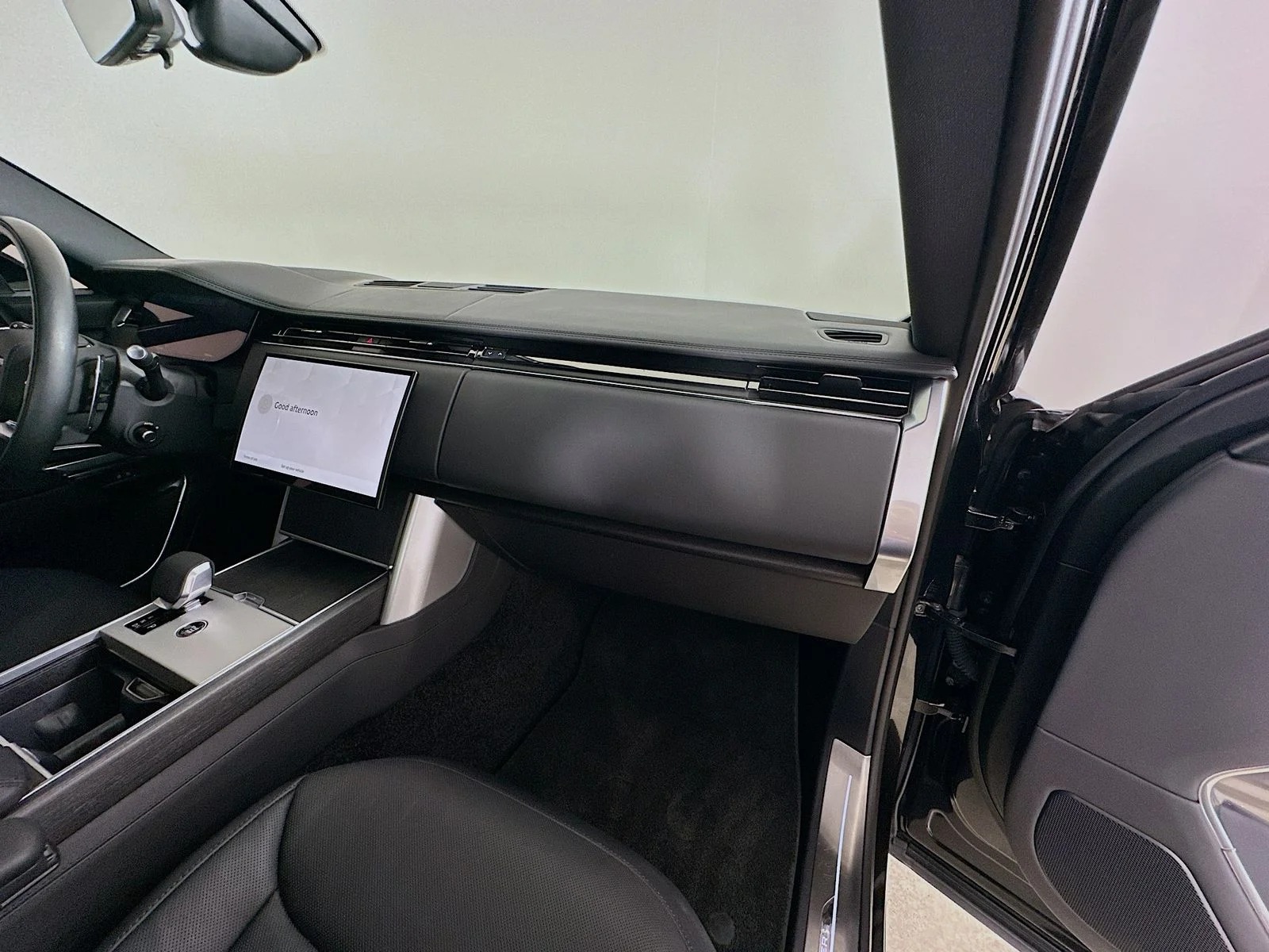 Used 2024  Land Rover  image 45