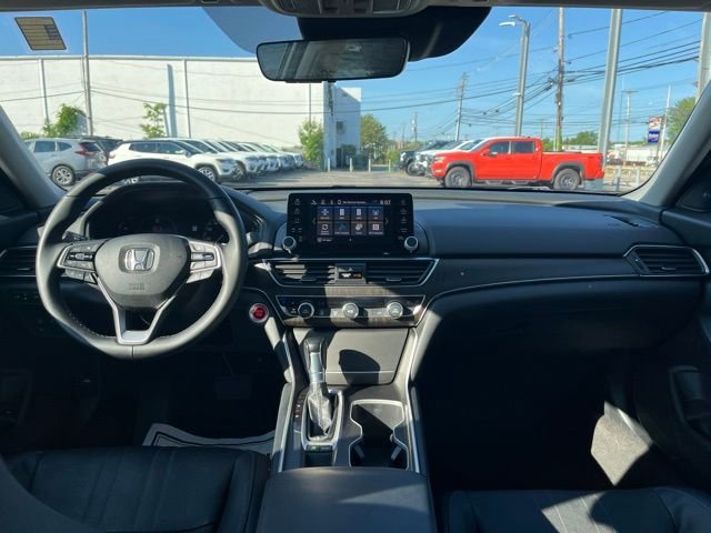 Used 2018 Lunar Silver Metallic Honda Touring image 14