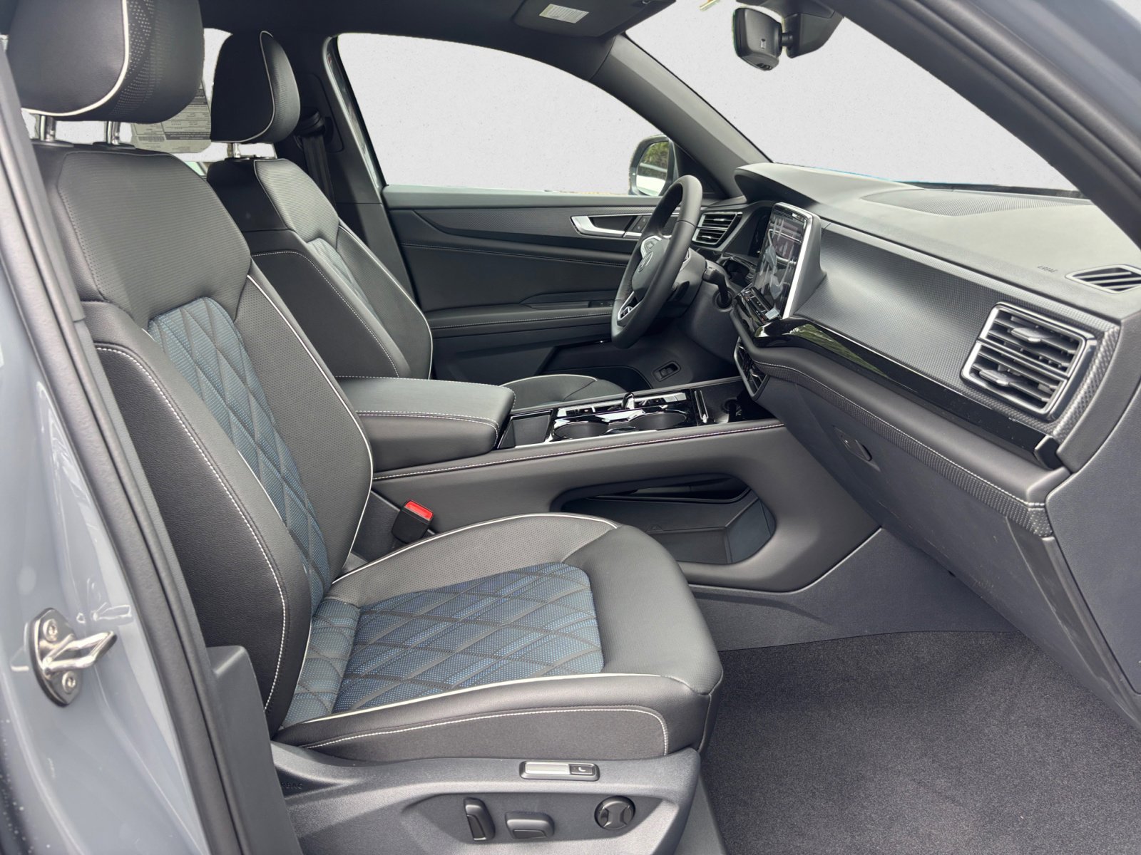 2025 Volkswagen Atlas Cross Sport SEL Premium R-LINE - Photo 15