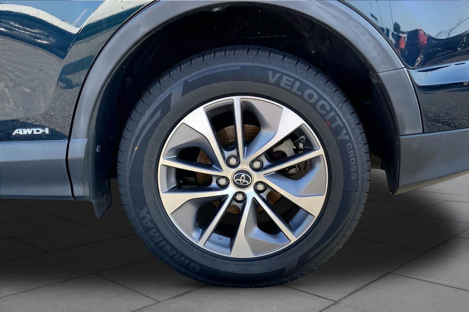 Used 2018 Galactic Aqua Mica Toyota Hybrid LE image 15