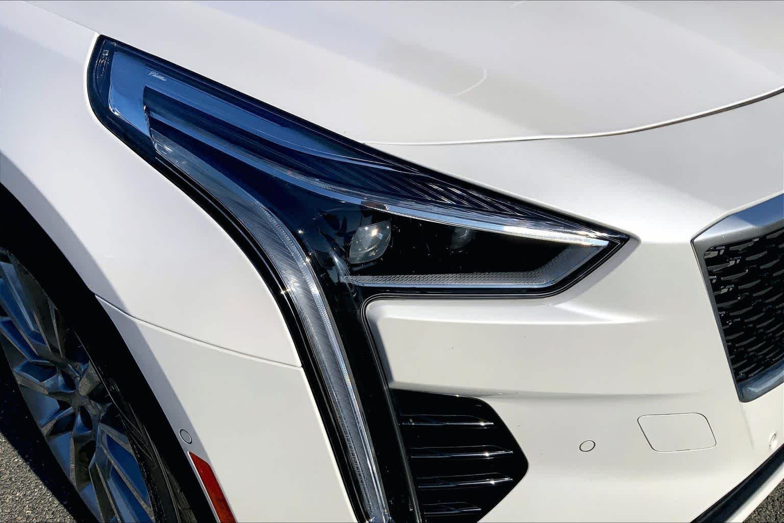 Used 2019 Crystal White Tricoat Cadillac Premium Luxury AWD image 28