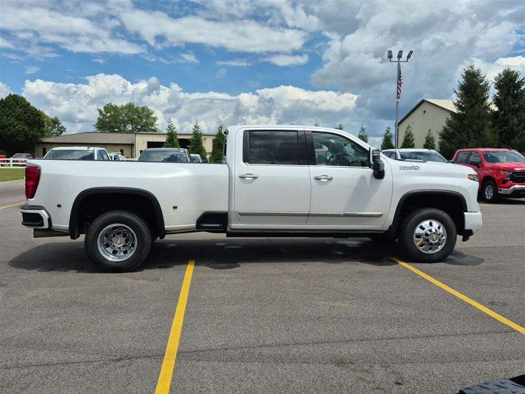 Used 2024 Summit White Chevrolet High Country image 4