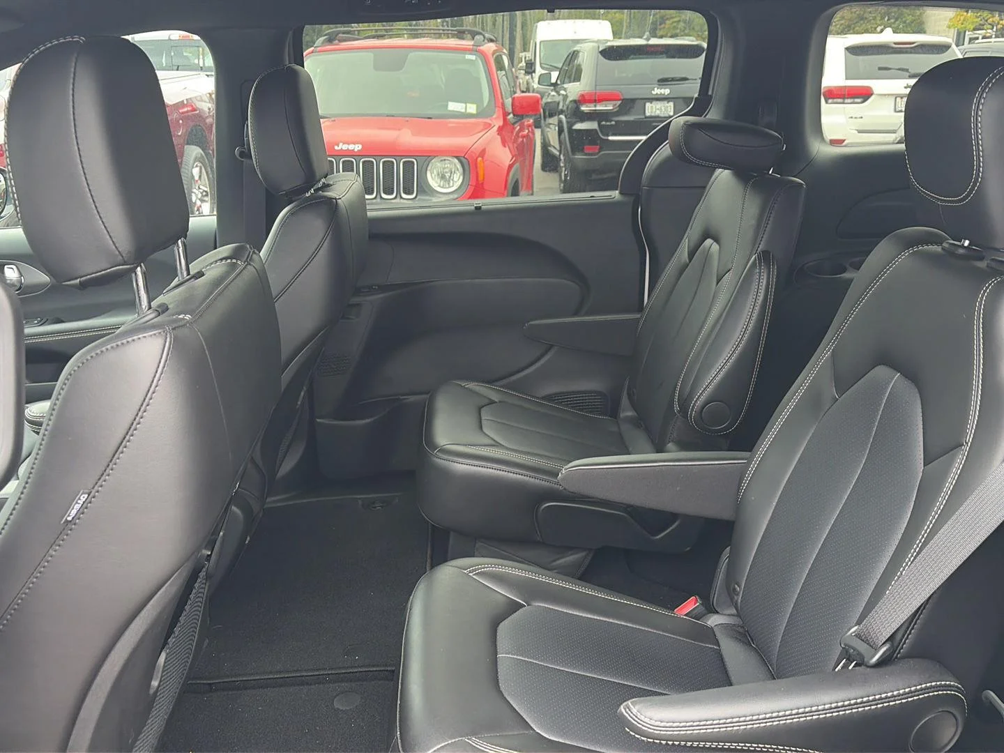 Used 2026 Silver Mist Clearcoat Chrysler Select image 6
