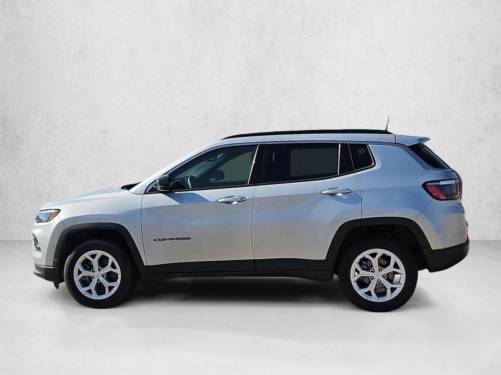 Used 2024 Silver Zynith Metallic Clearcoat Jeep Latitude image 9